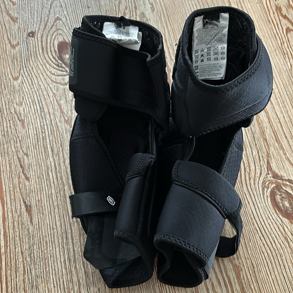100% Fortis Knee Guard Black S/M - Picture 3 of 9